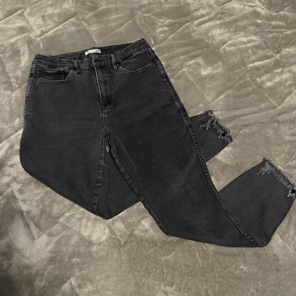 Good American Good Curve Skinny Crop Jeans - Picture 2 of 8